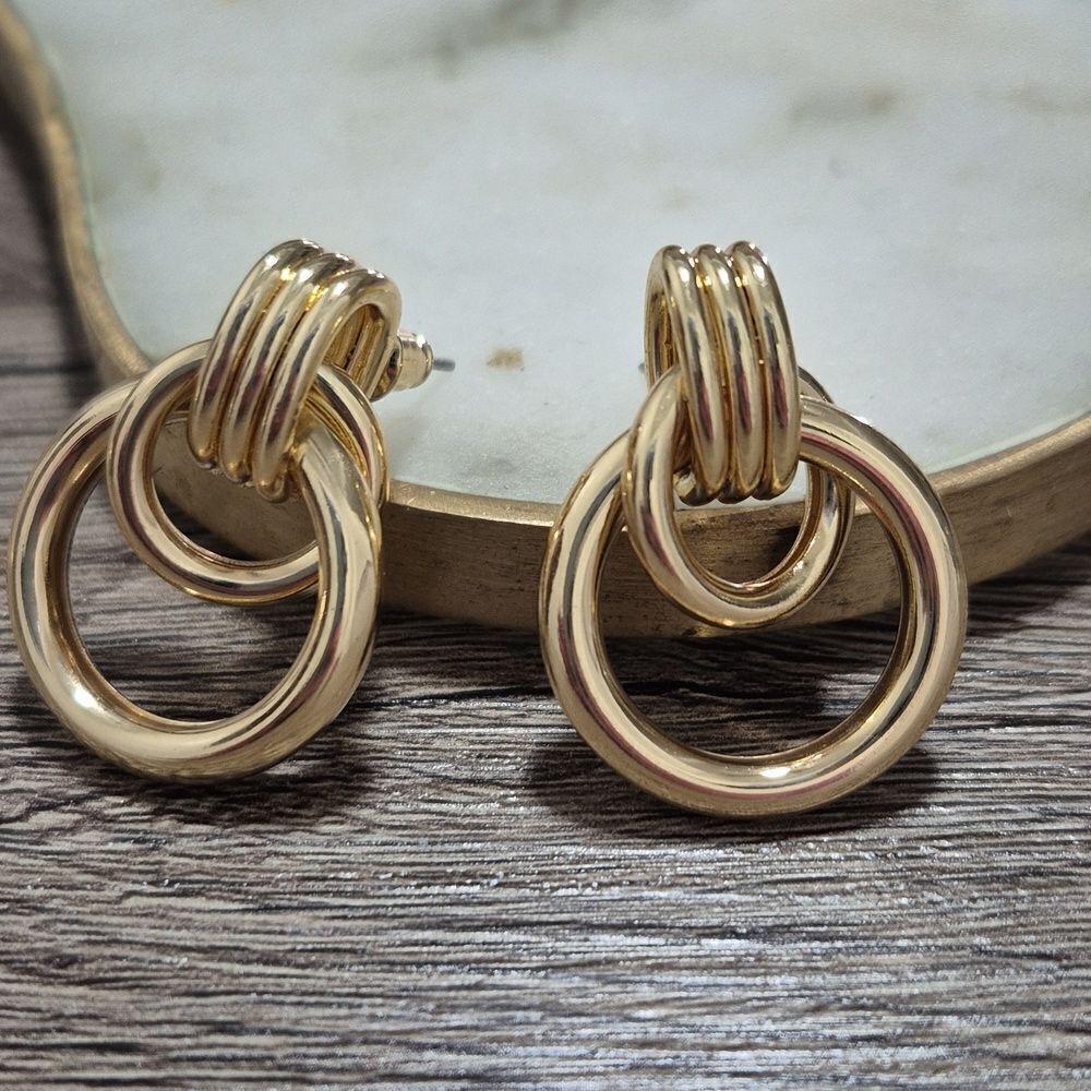 ♡♡♡ Gold-Tone Teardrop Shape Chainlink Hoop Wrap Earrings